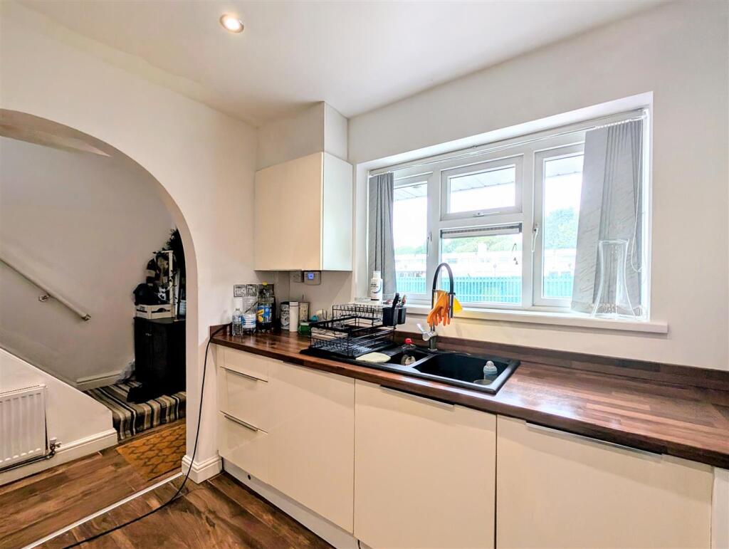 kitchen 2.jpg