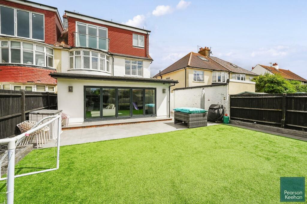 10 Glastonbury Road, BN3 (6).jpg