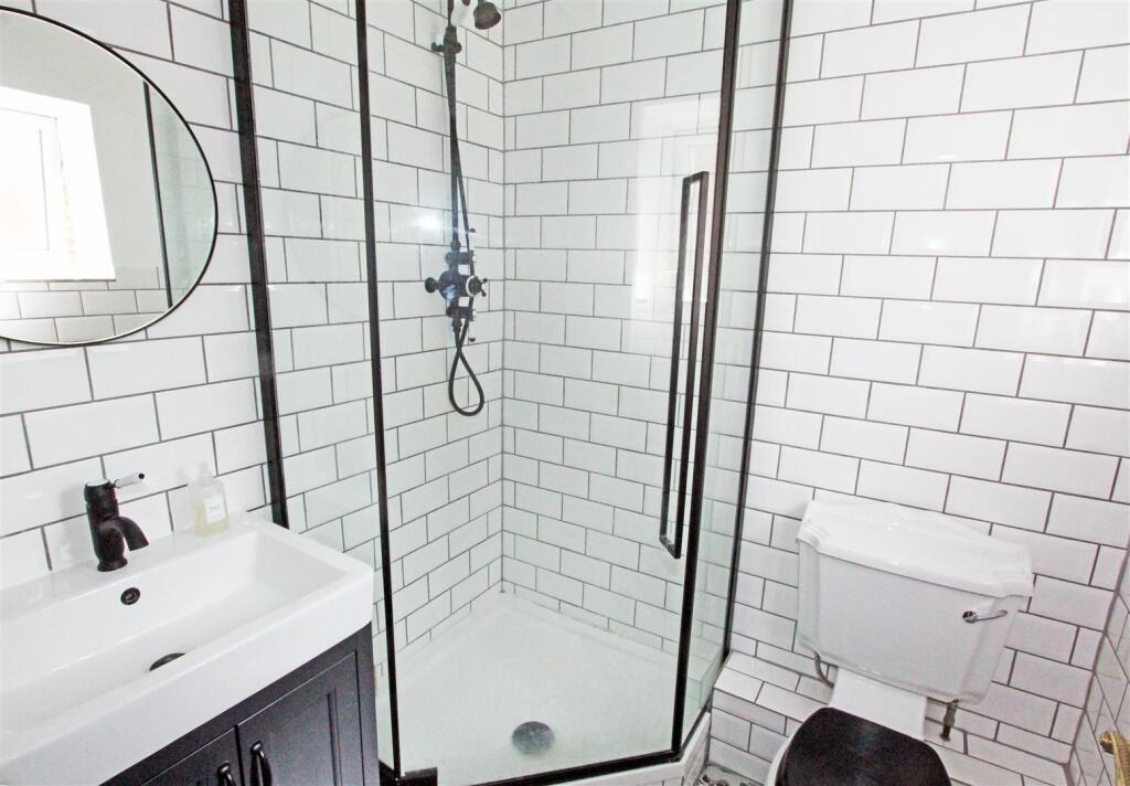 IMG_4986 ensuite.jpg