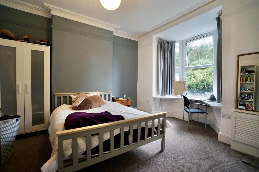 Bed1.jpg