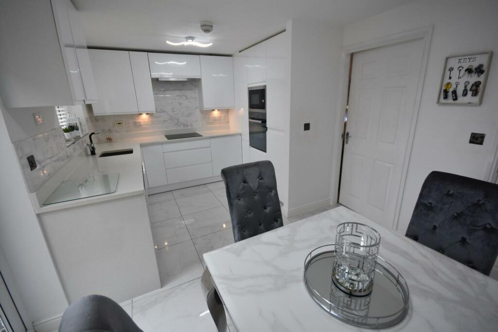 KITCHEN/DINING AREA