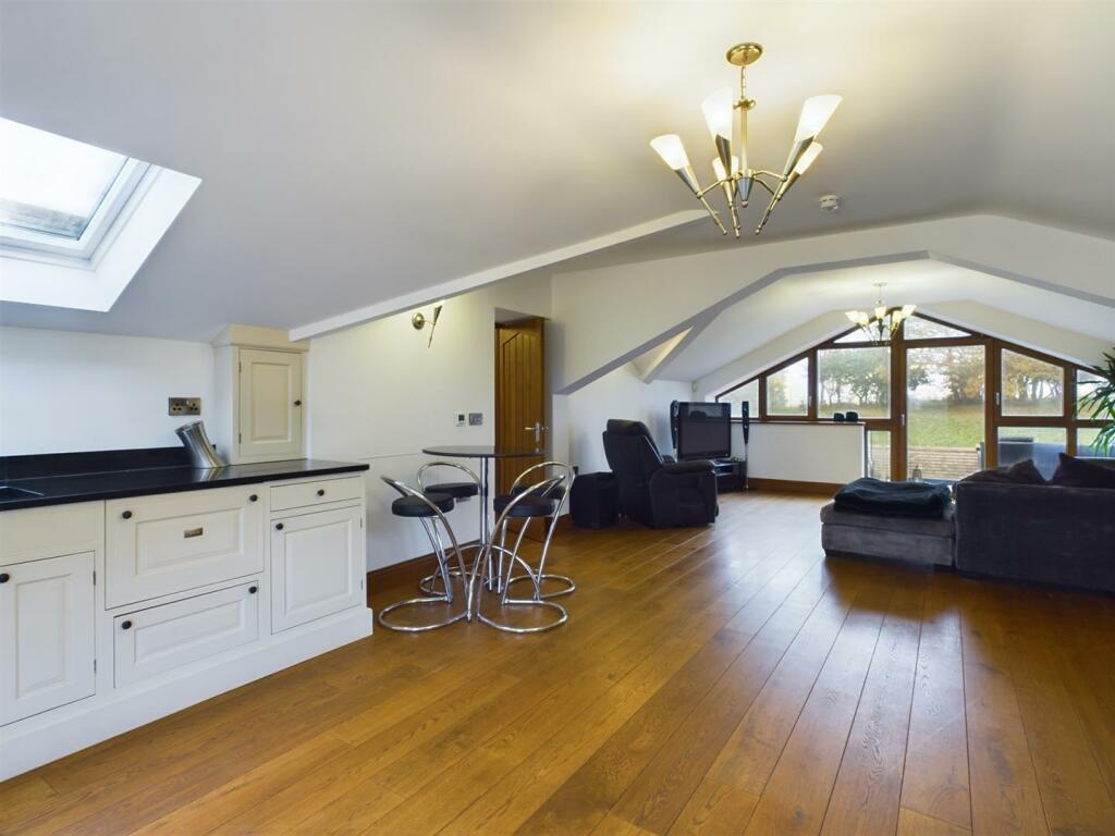 LOFT STYLE RECEPTION ROOM/BEDROOM 4