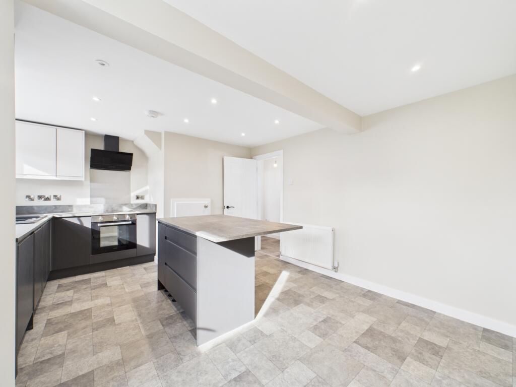 CAM01740G0-PR0458-STILL007