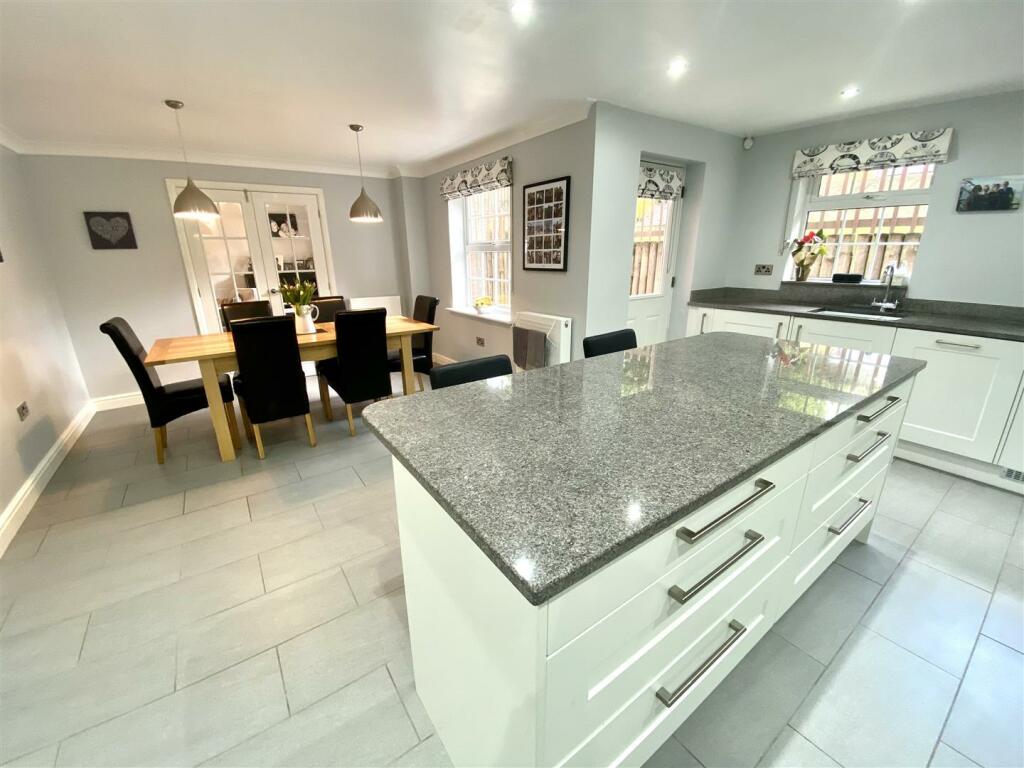 KITCHEN/DINING, FAMILY ROOM