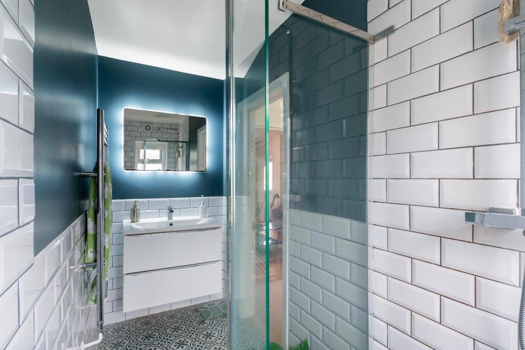 3B8RBR - Shower Room B.jpg