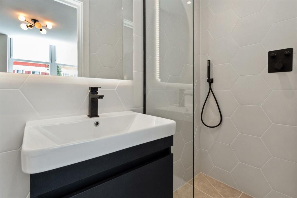 Flat 1 20 Coverton Road Ensuite.jpg