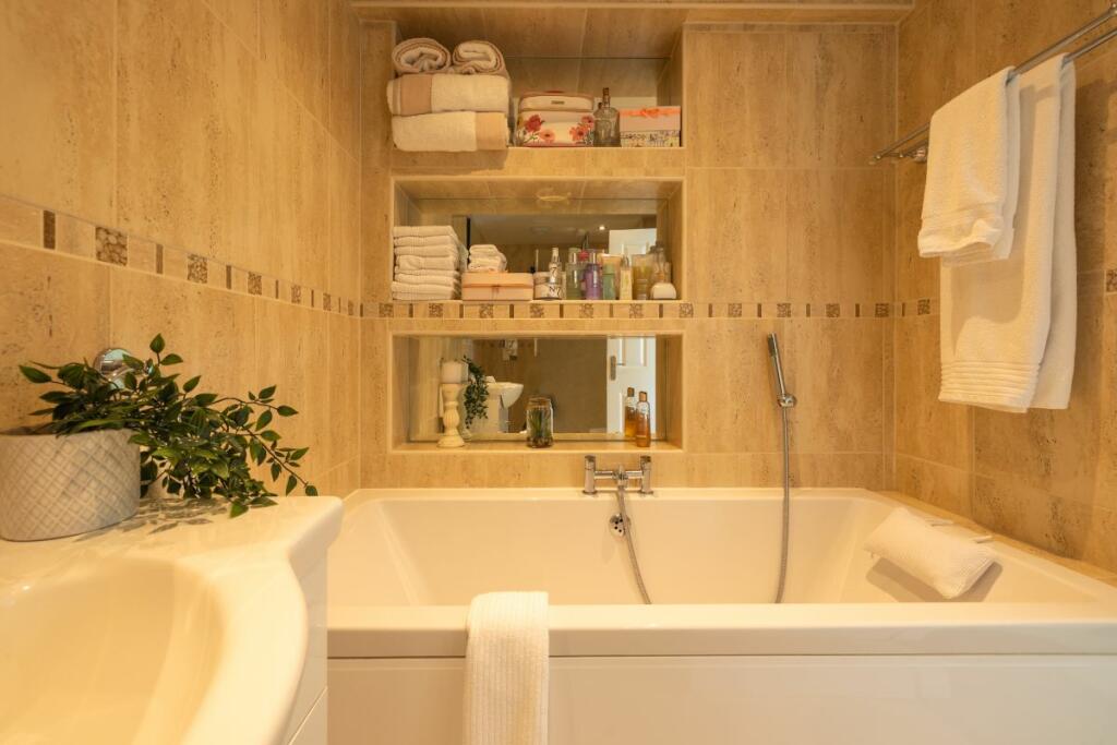 Owner's flat ensuite - bath side