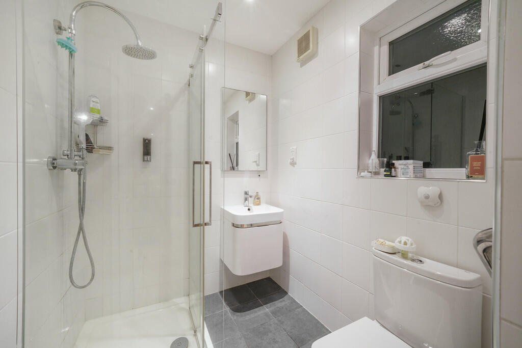 7 Woodstead Grove...