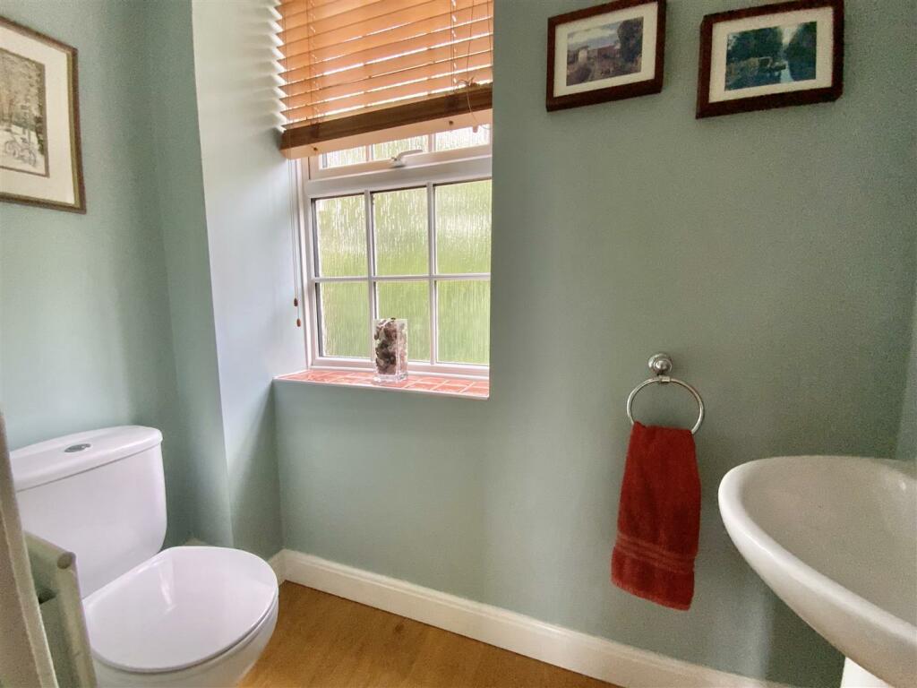 Cloakroom (First Floor)