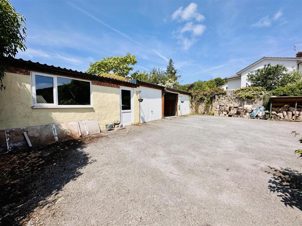 Garages am]nd Parking