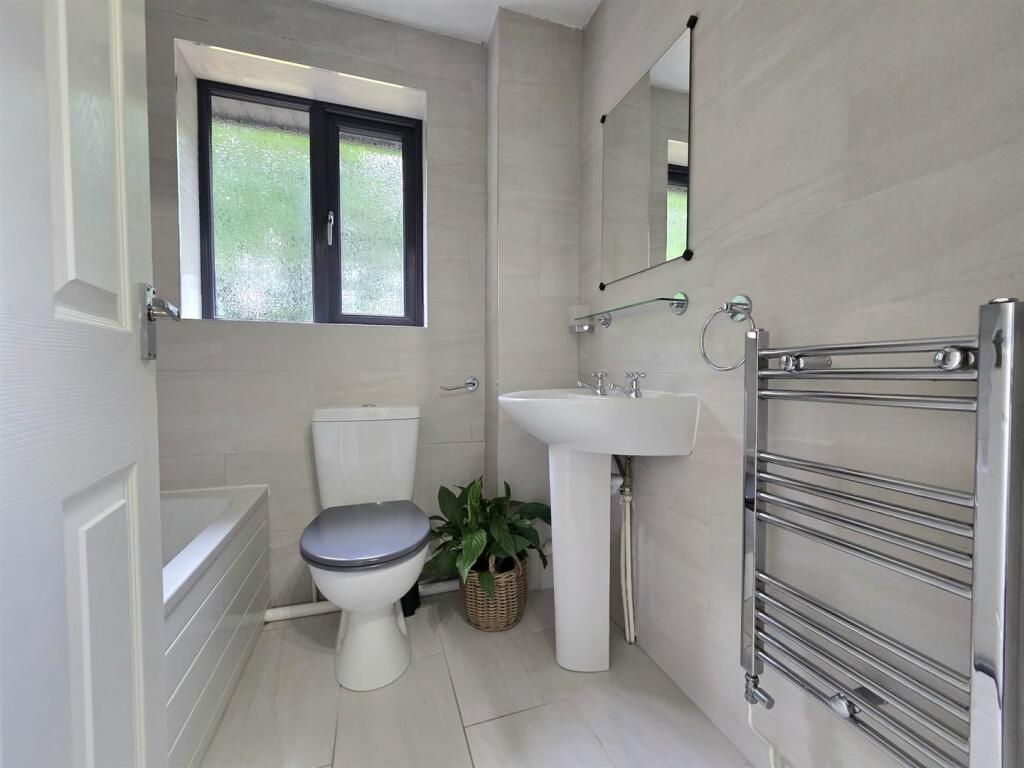 26 castel morgraig bathroom.jpg