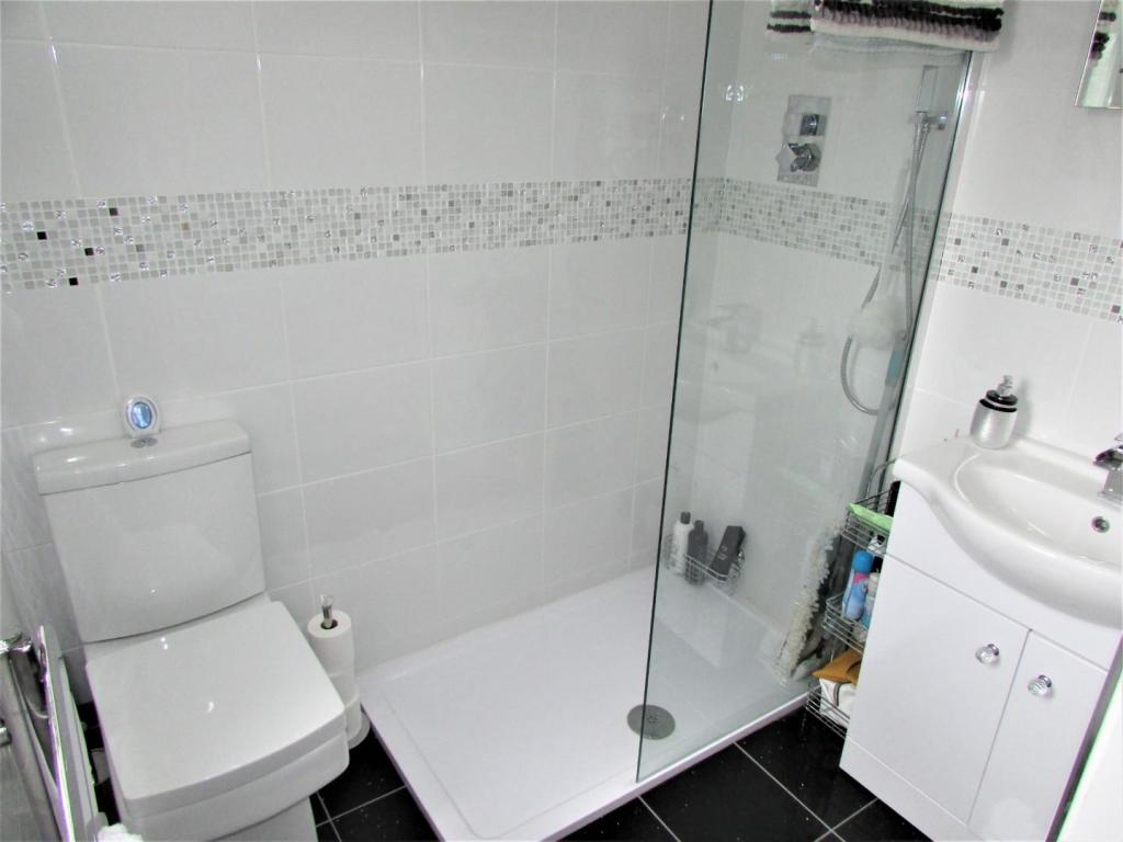 RupertSt14ensuite.JPG