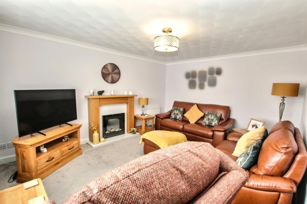 7- Lounge_blurred.jpg