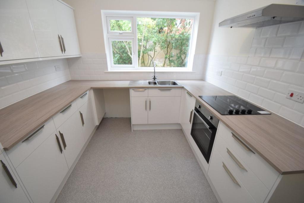 2 Broad Lawns De Roos Road kitchen.JPG