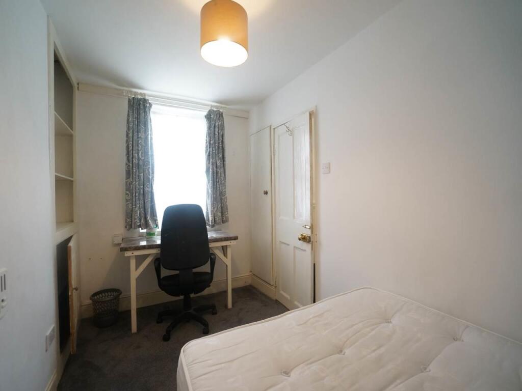 bedroom 1.JPG