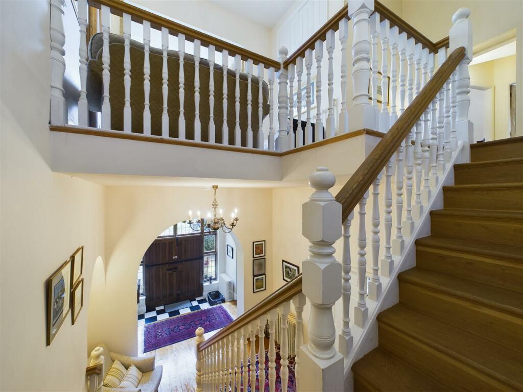 GALLERIED LANDING/ READING ROOM/OFFICE AREA