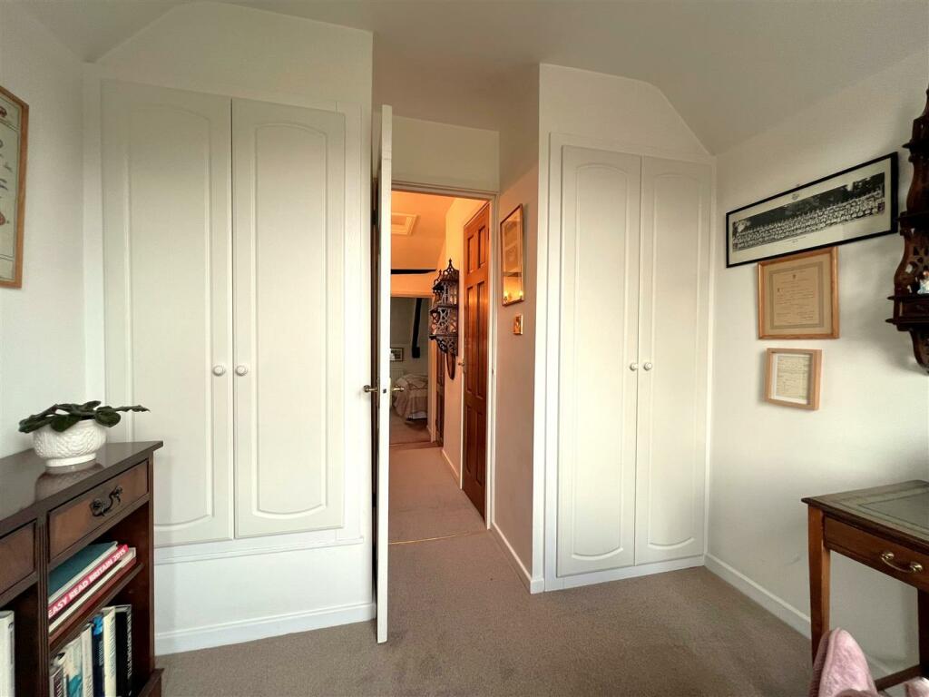 bed two wardrobes.jpg