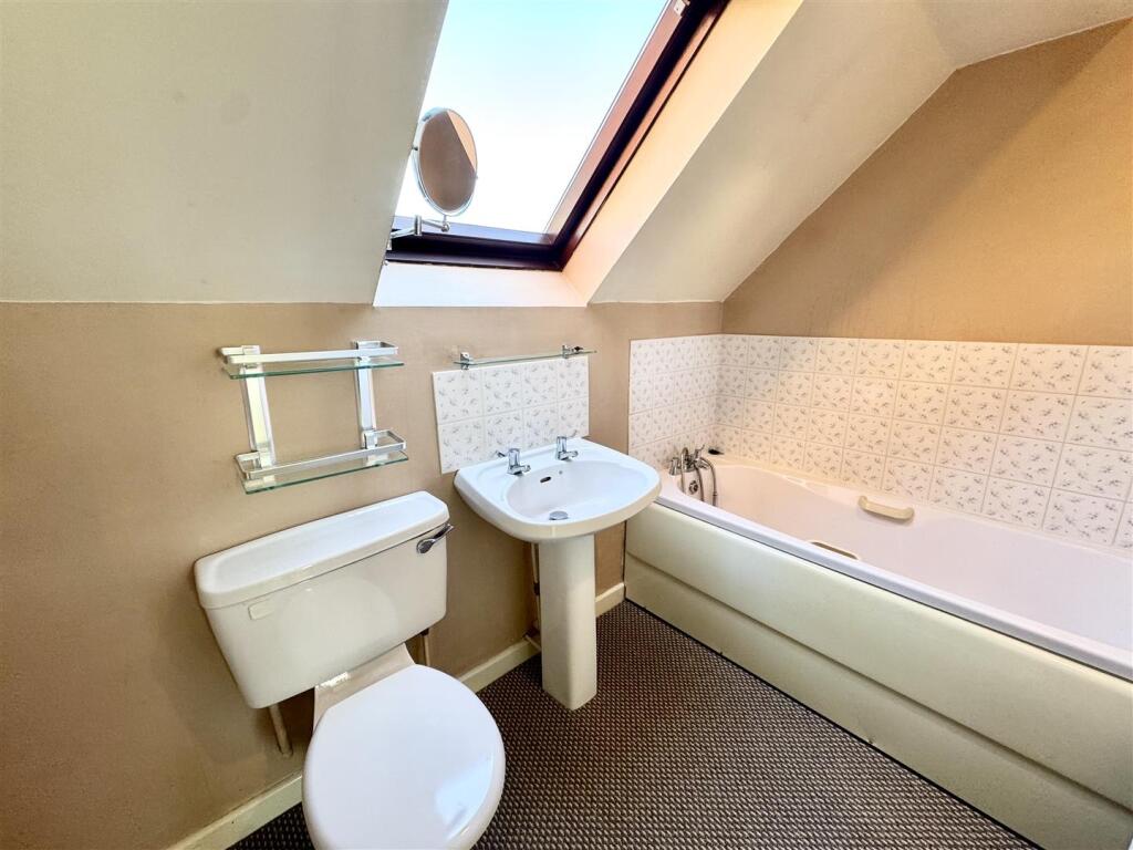 FAMILY BATHROOM