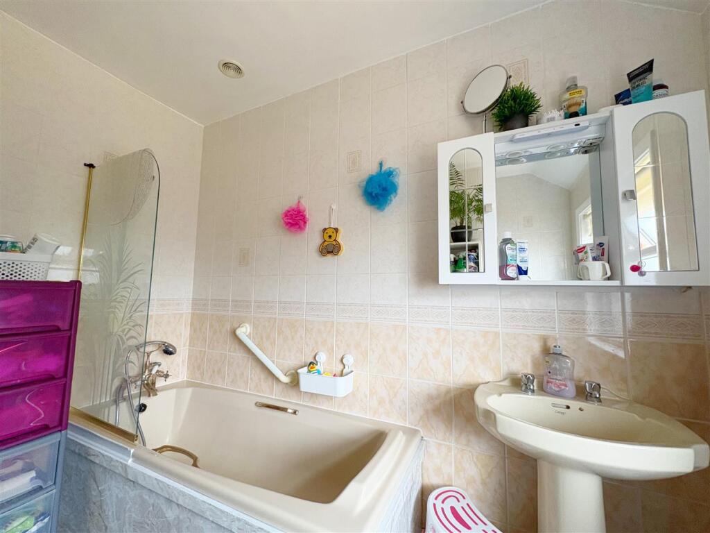 Bathroom (2).jpg