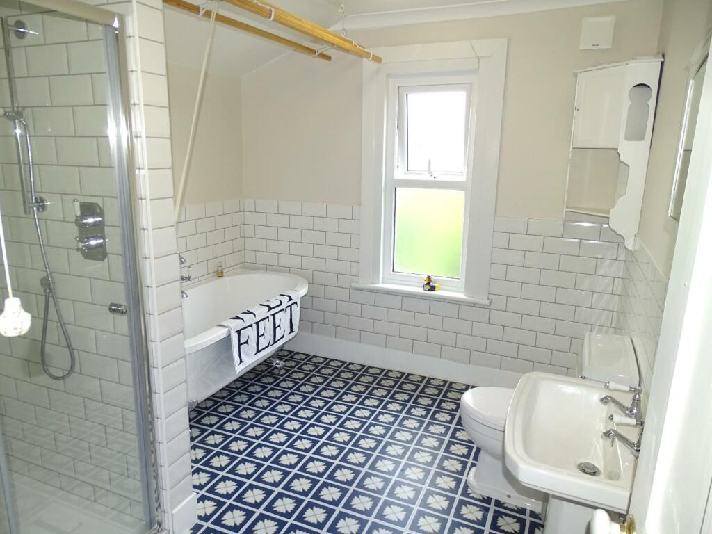 FOUR PIECE VICTORIAN STYLE BATHROOM