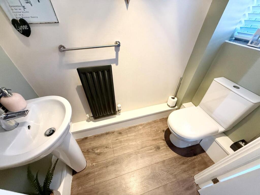 DOWNSTAIS WC.jpg