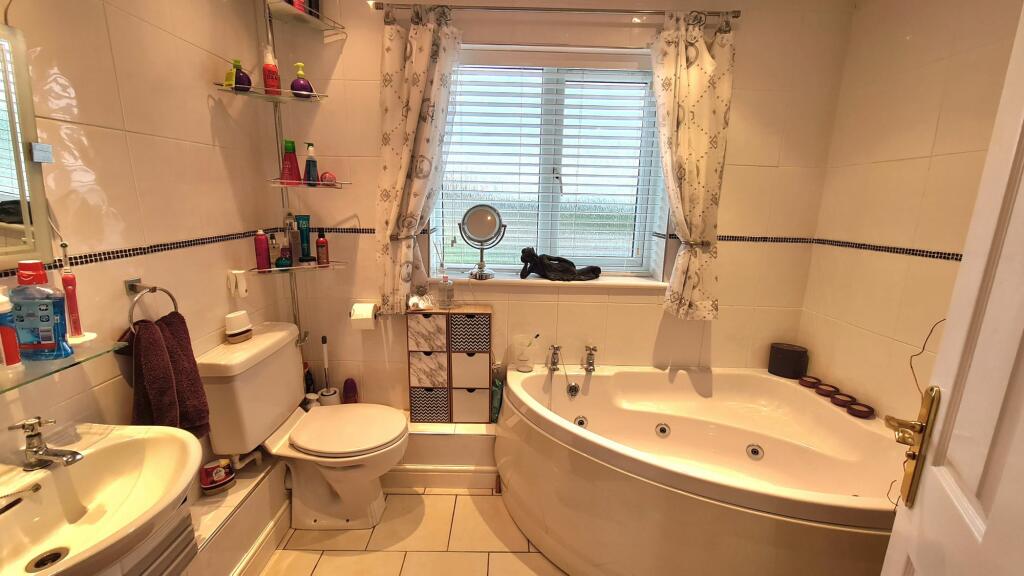 EN-SUITE BATHROOM