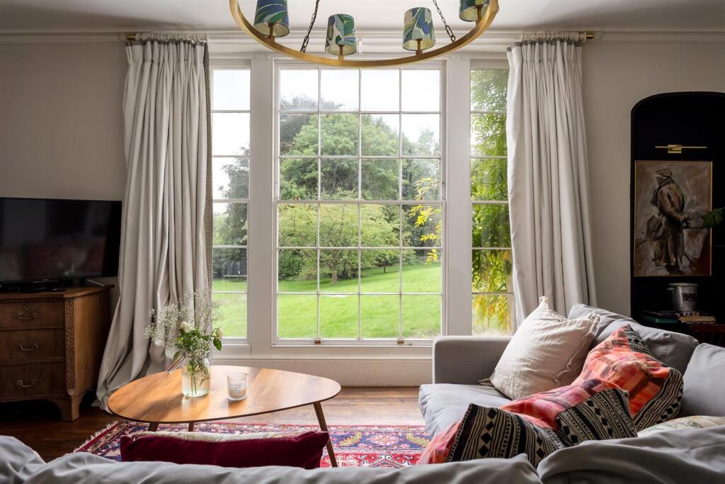 61 - Oakley House - GL5 5PQ - Web.jpg