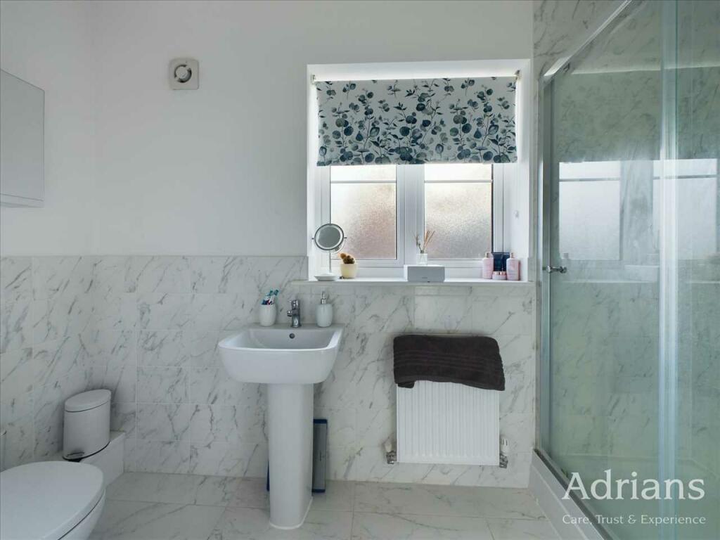 EN-SUITE SHOWER ROOM