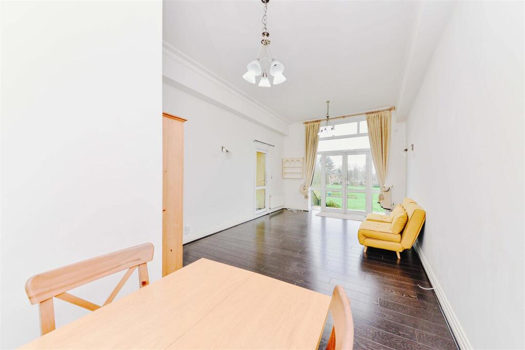 Lounge/Dining Room