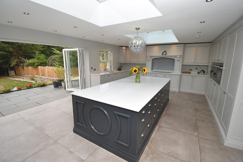 Kitchen 2.JPG