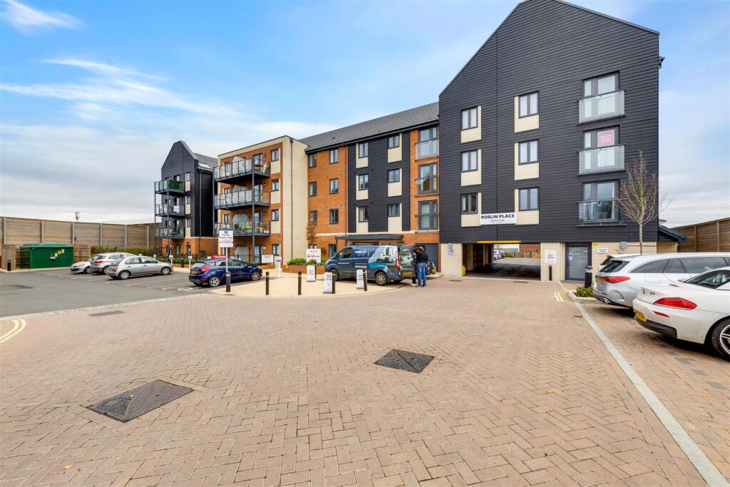 01-f87dPFMCS - 8 Roslin Place-112.jpg