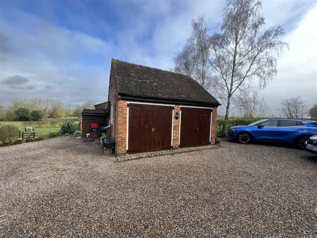 Double Garage.JPG