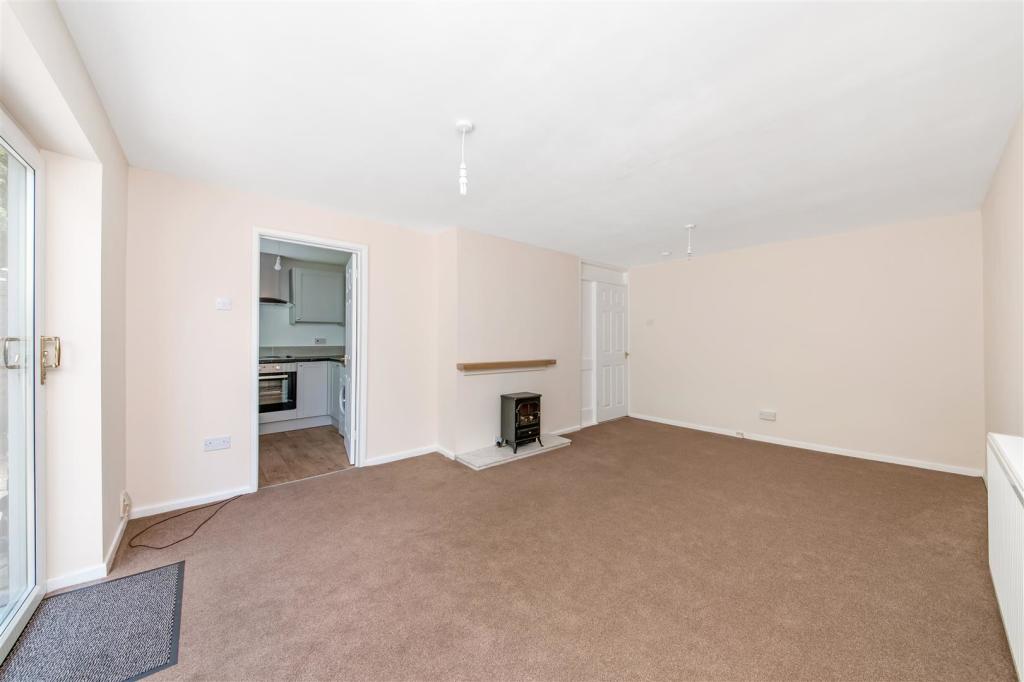 OPEN-PLAN LIVING/DINING ROOM