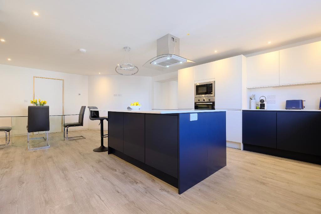 Two-tone contemporary kitchen