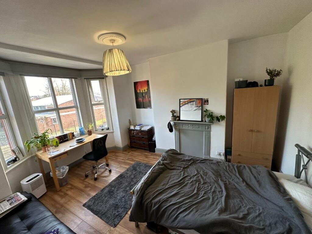 Bright, well-presented double bedroom with a ba...