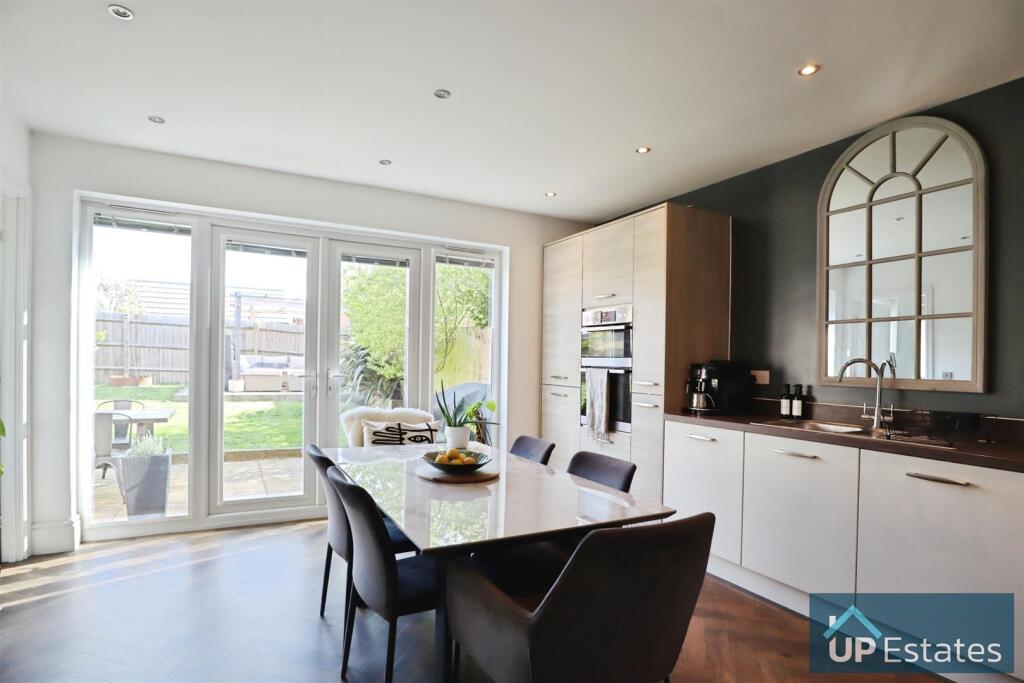 KITCHEN/ DINER