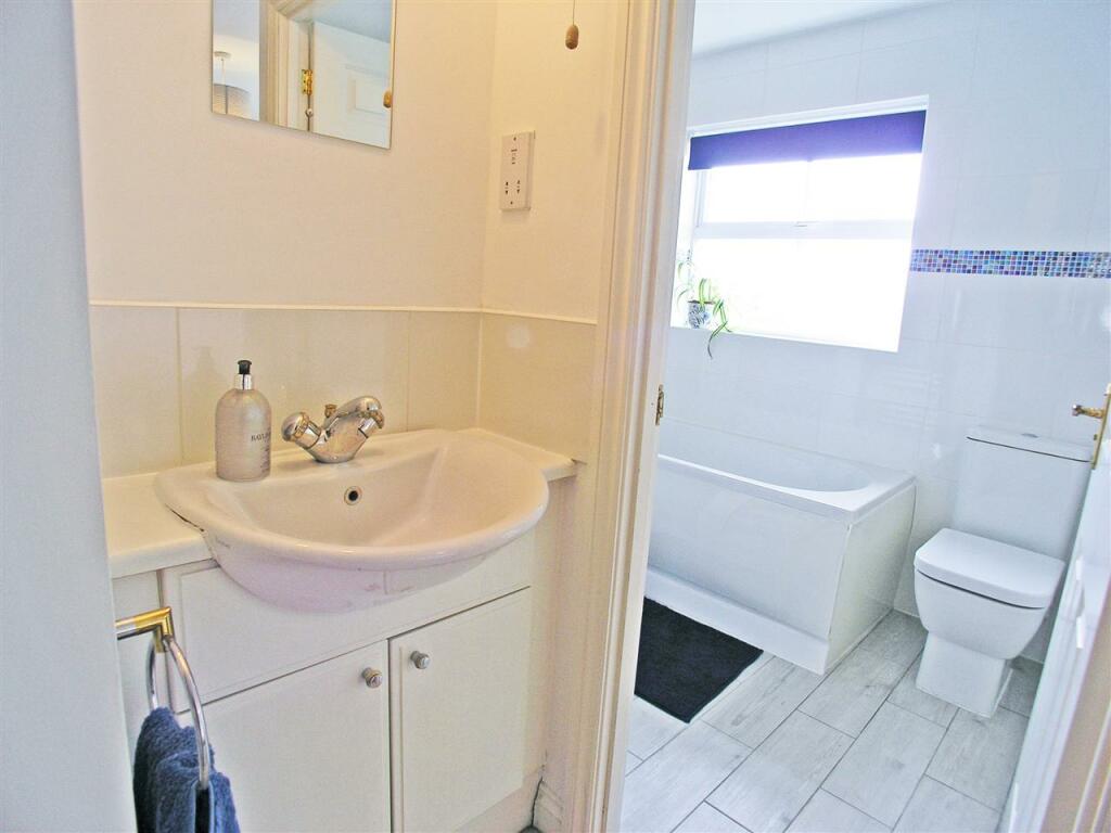 Bed Four Washbasin