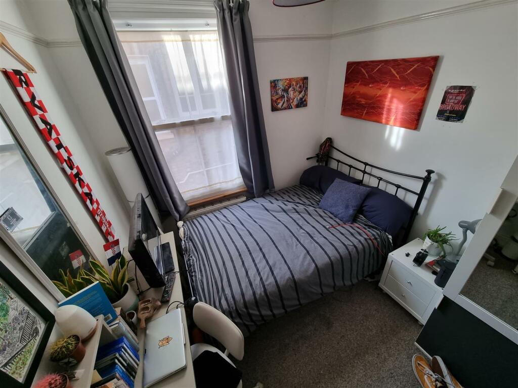 147 tooting High Street double Bed four.jpg