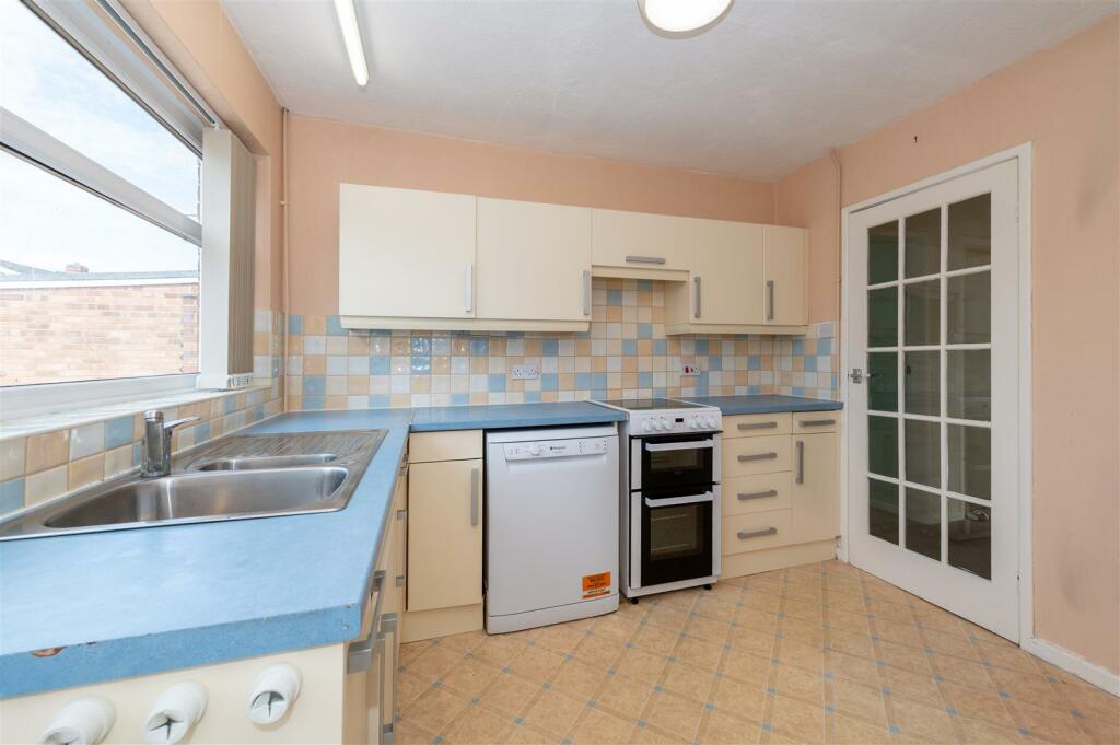 12 Highlow Avenue - internal-6.JPG