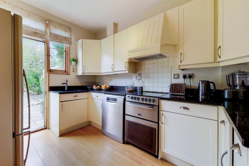 4_Kitchen-1.jpg