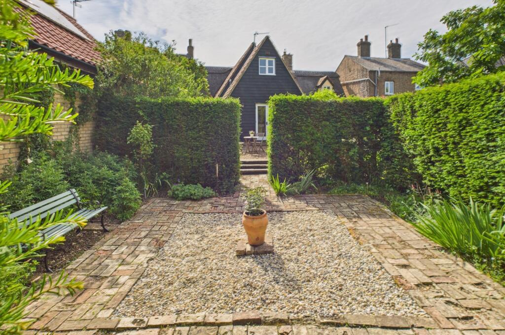 CAM02519G0-PR0298-STILL005