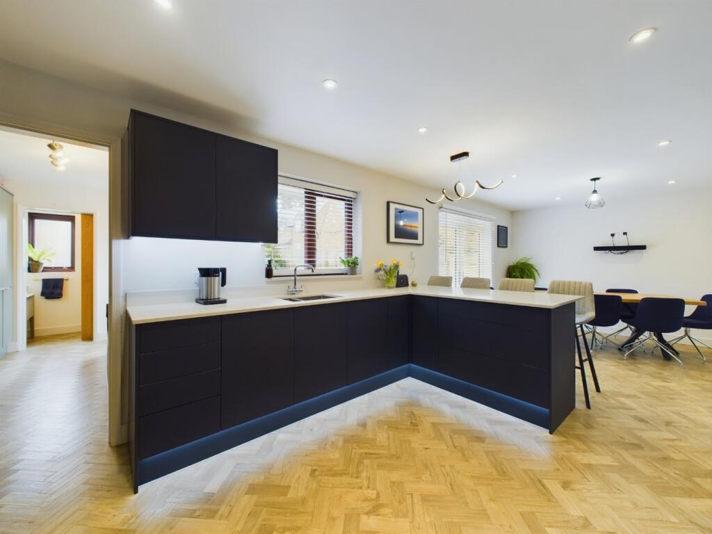 KITCHEN / DINING ROOM