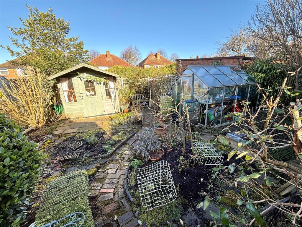 CR22 Rear Garden.jpg