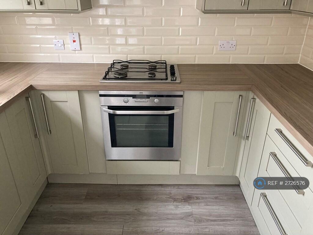 Big Kitchen Perfect For Cooking Lots Of Storage 