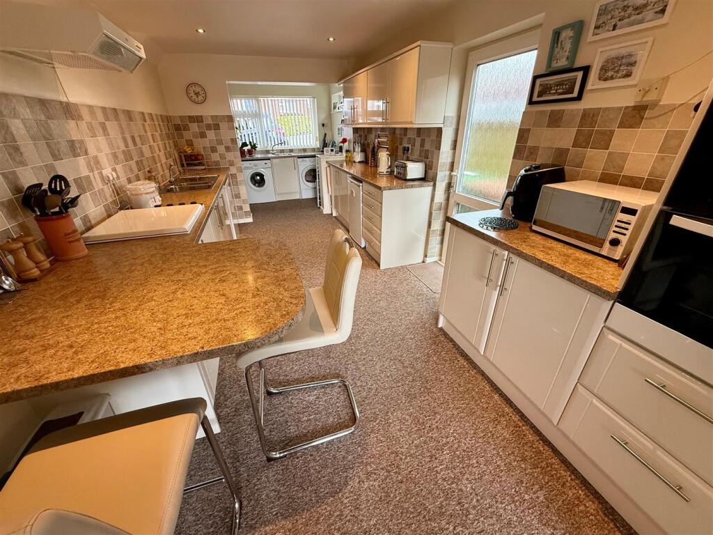 W8 Kitchen2.jpg