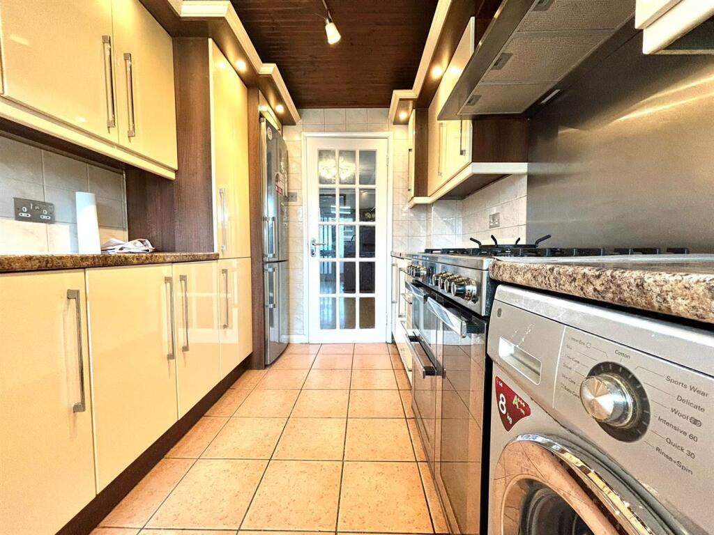 Kitchen 2.jpeg