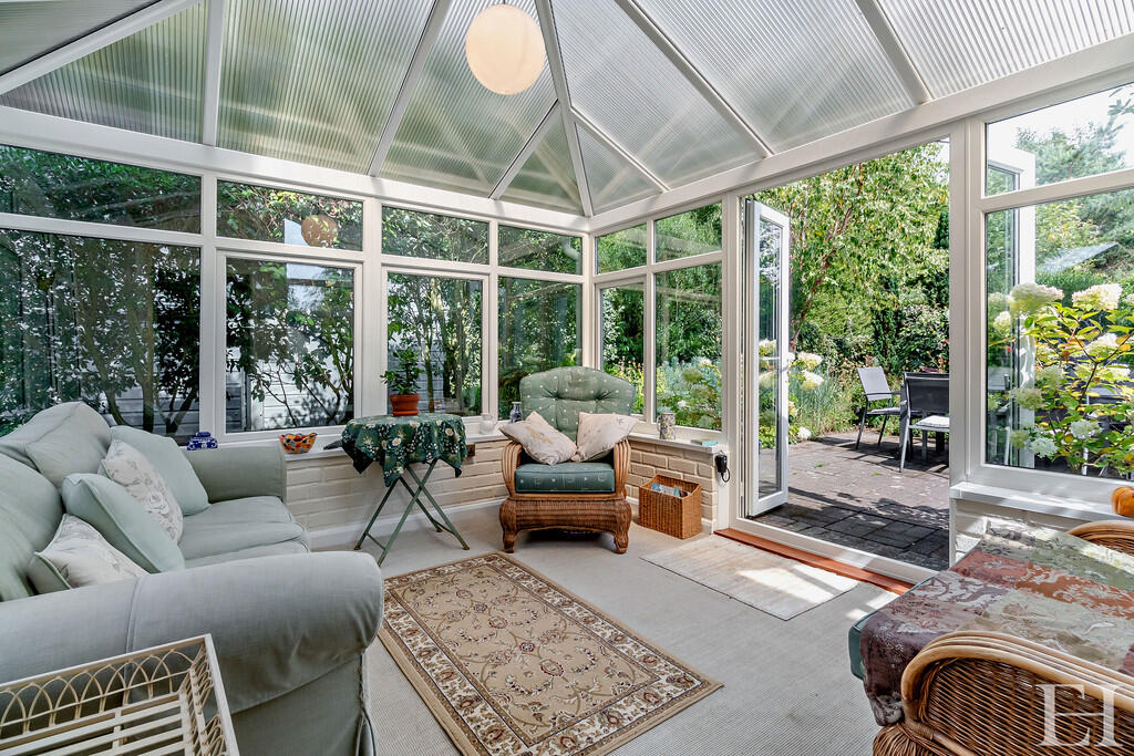 8658864-interiorW...