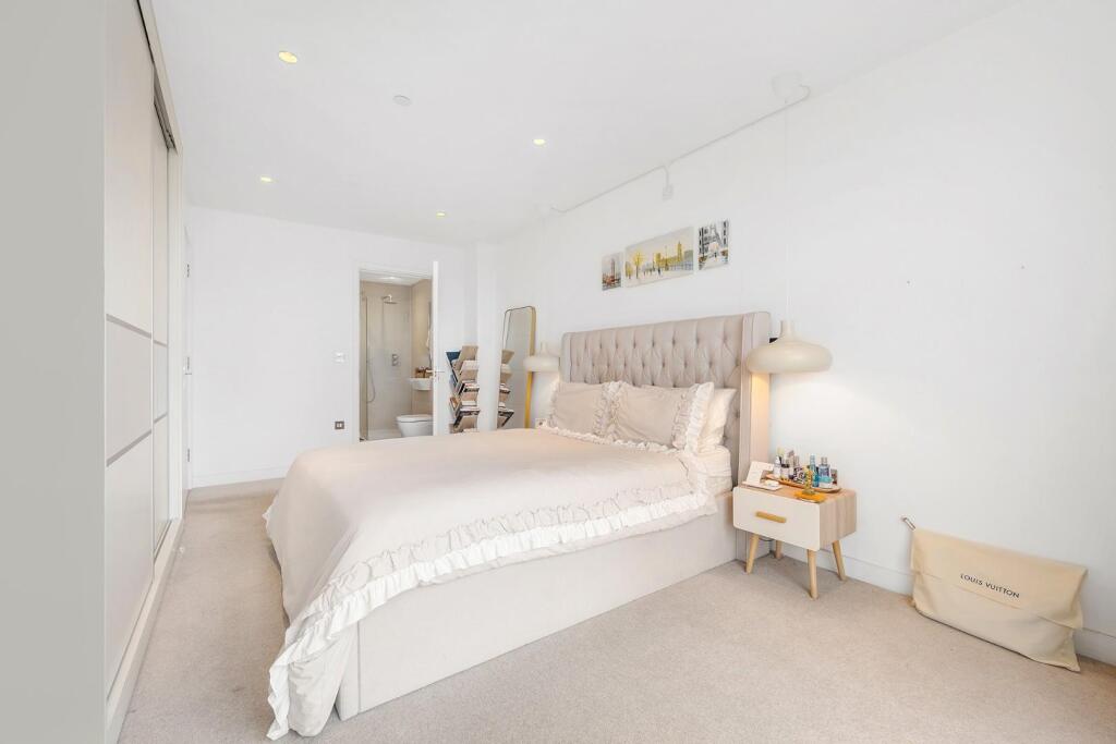 Bedroom 1 (2).JPG