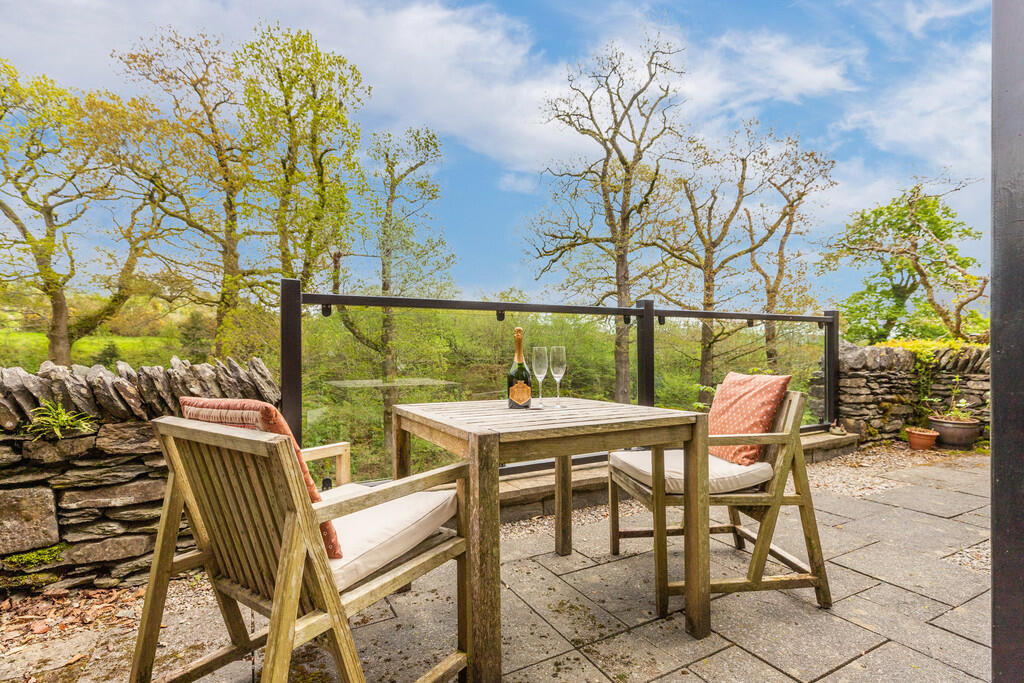 Rear Enclosed Ter...