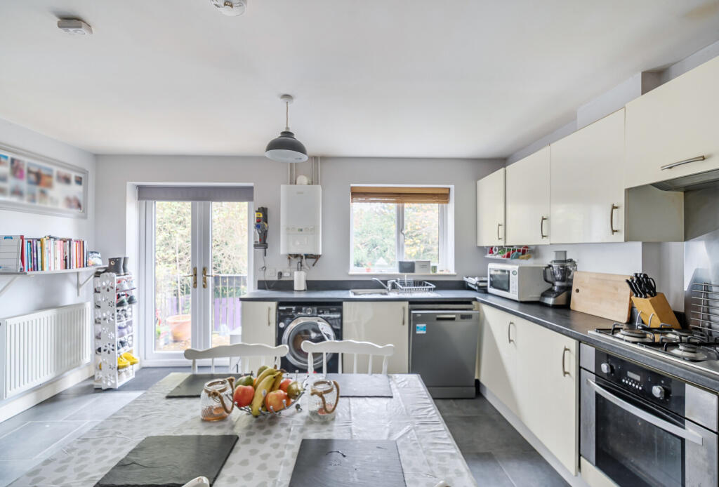 1376401-6-690b677...